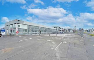ROAD FRONTAGE UNIT WITH GATED YARD
