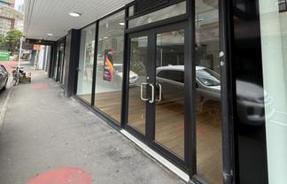 Retail space with wide frontage
