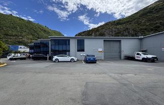 Large warehouse/office in Ngauranga