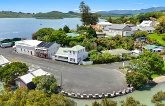 4 Russell Esplanade, Rawene