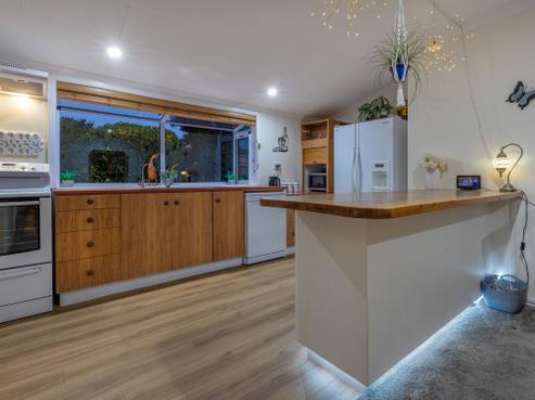 85 Florida Road, Levin