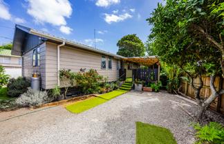 8B Waipouri Road, Mangere