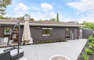 2/865 Beach Road, Waiake