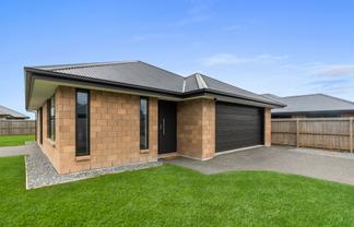 27 Lunn Crescent, LEESTON
