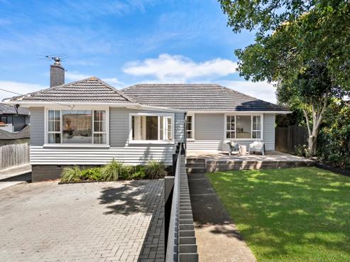 7 Tiroroa Avenue, Te Atatu South