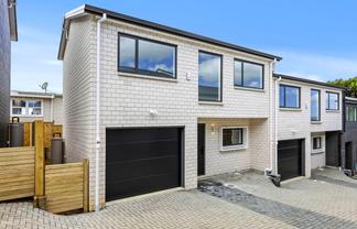 73 Royal Road, Massey