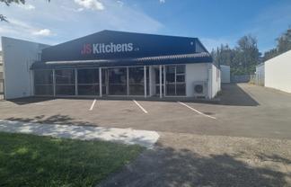 QUALITY TRADE RETAIL PREMISES - FAIRS ROAD