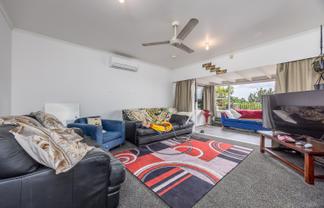 453 Scenic Drive, Waiatarua