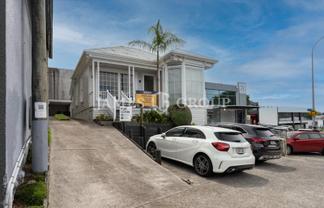 BRIGHT CHARACTER VILLA / LIVE WORK