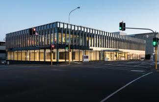 MODERN CORNER OFFICE WITH AMPLE PARKING
