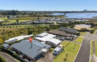 15 Diamond Head, Hairini