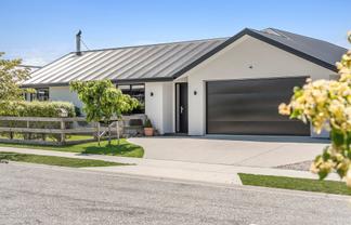 4 Rua Street, Albert Town