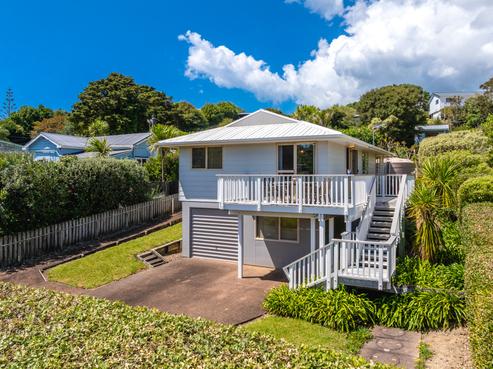 38 Ocean Road, Surfdale