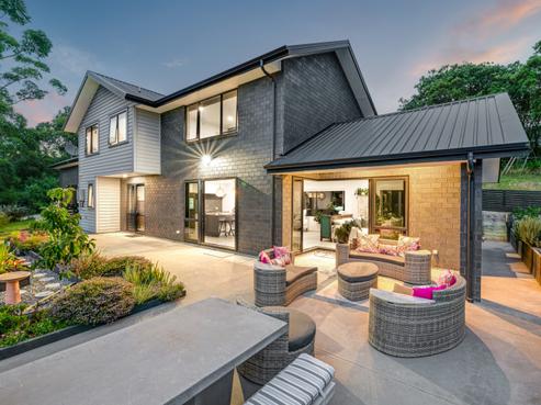8 Roberts Road, Matakatia