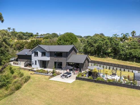 8 Roberts Road, Matakatia