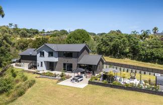 8 Roberts Road, Matakatia