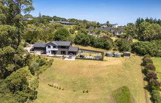 8 Roberts Road, Matakatia