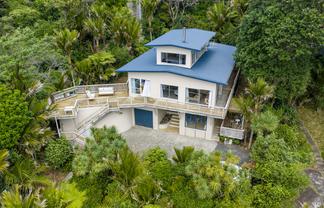 74 Rayner Road, Piha