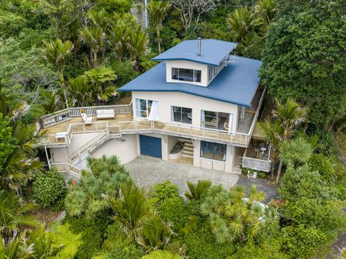 74 Rayner Road, Piha