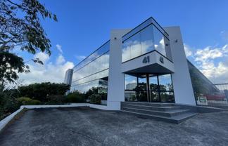 Affordable airport office with parking