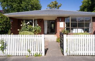 2/11 Office Road, Merivale