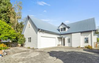 12 Stonebridge Park Drive, Holdens Bay