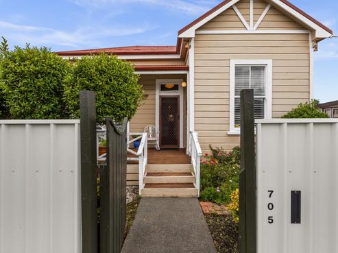 705 Oak Road, Akina