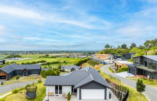 77 Oak Road, Poraiti