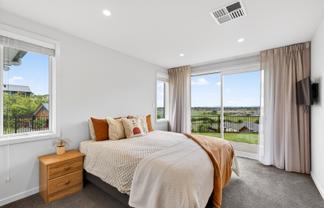 77 Oak Road, Poraiti