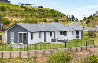 77 Oak Road, Poraiti