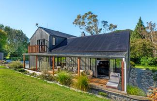 1131 Whakarau Road, Otoko
