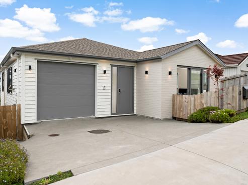 6 Baumea Rise, Massey