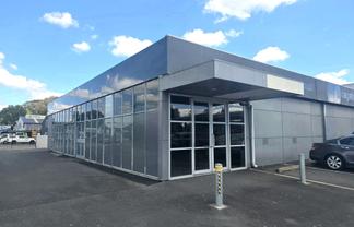 High-Visibility Showroom & Warehouse