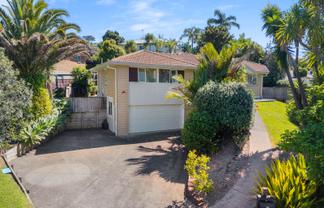15 Ambassador Glade, Orewa