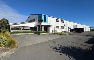 High-stud warehouse with gantry crane