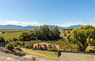 8 Lake View Place, Fairhall