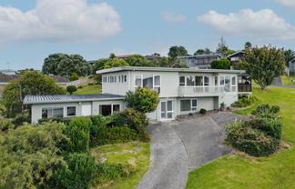 1&2/114 Eban Avenue, Hillcrest