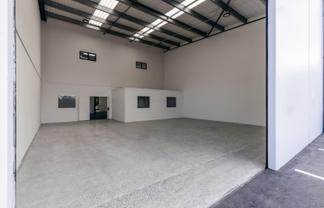 High Exposure Corporate Warehouse & Showroom