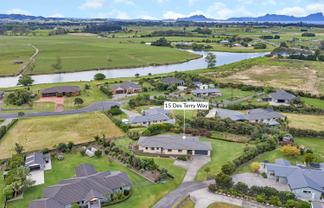 15 Des Terry Way, Waipu