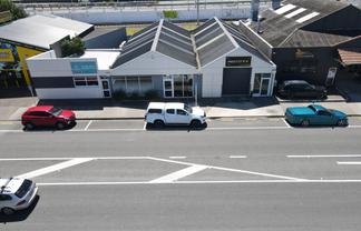 Very High Profile Showroom / Warehouse