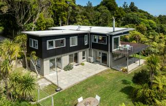 296 Piha Road, Piha