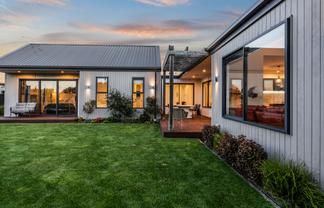 32 Carnaveron Drive, LINCOLN