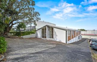 VERSATILE GROUND FLOOR WORKSPACE WITH ROLLER DOOR

