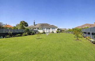 39 Andrew Avenue, Roslyn