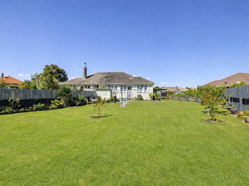 39 Andrew Avenue, Roslyn