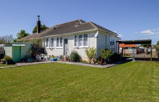 39 Andrew Avenue, Roslyn