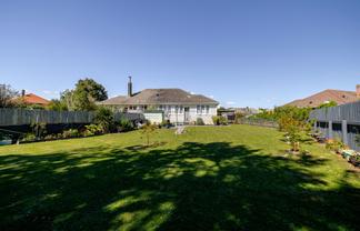 39 Andrew Avenue, Roslyn