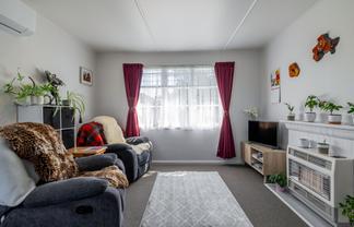 39 Andrew Avenue, Roslyn