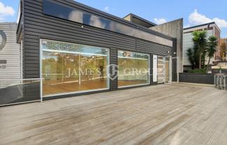 MODERN SHOWROOM WITH STRIKING GLASS FRONTAGE