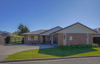 8/17 Wineberry Avenue, Amberley